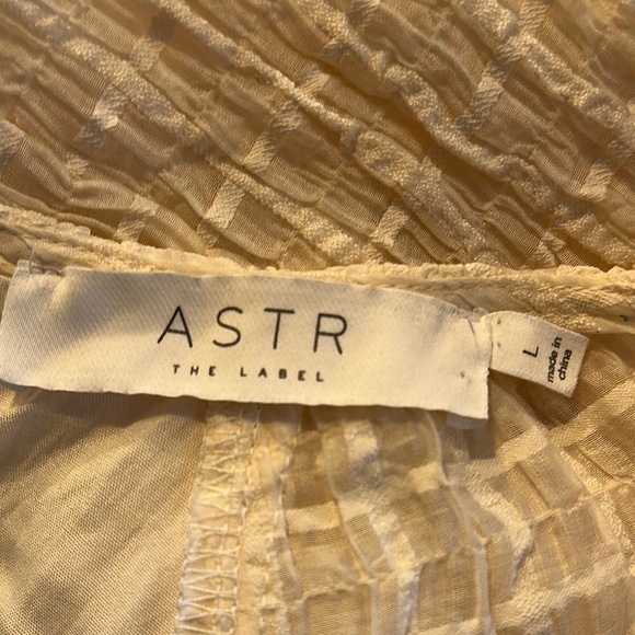 ASTR the Label Elegant Cream Textured Puff Sleeve Dress with Cutout and Tie - Picture 12 of 12